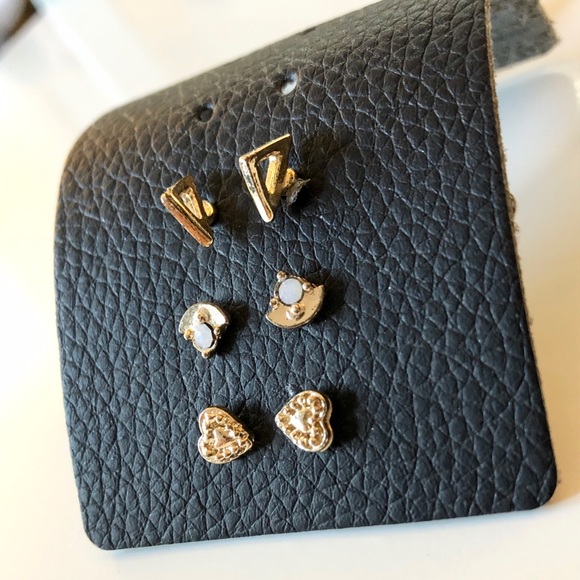 🐮2/$15 3 Pairs of Studs - Picture 2 of 2